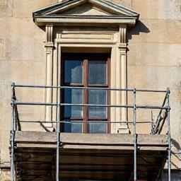 Photo d'une façade de bâtiment en cours de rénovation.